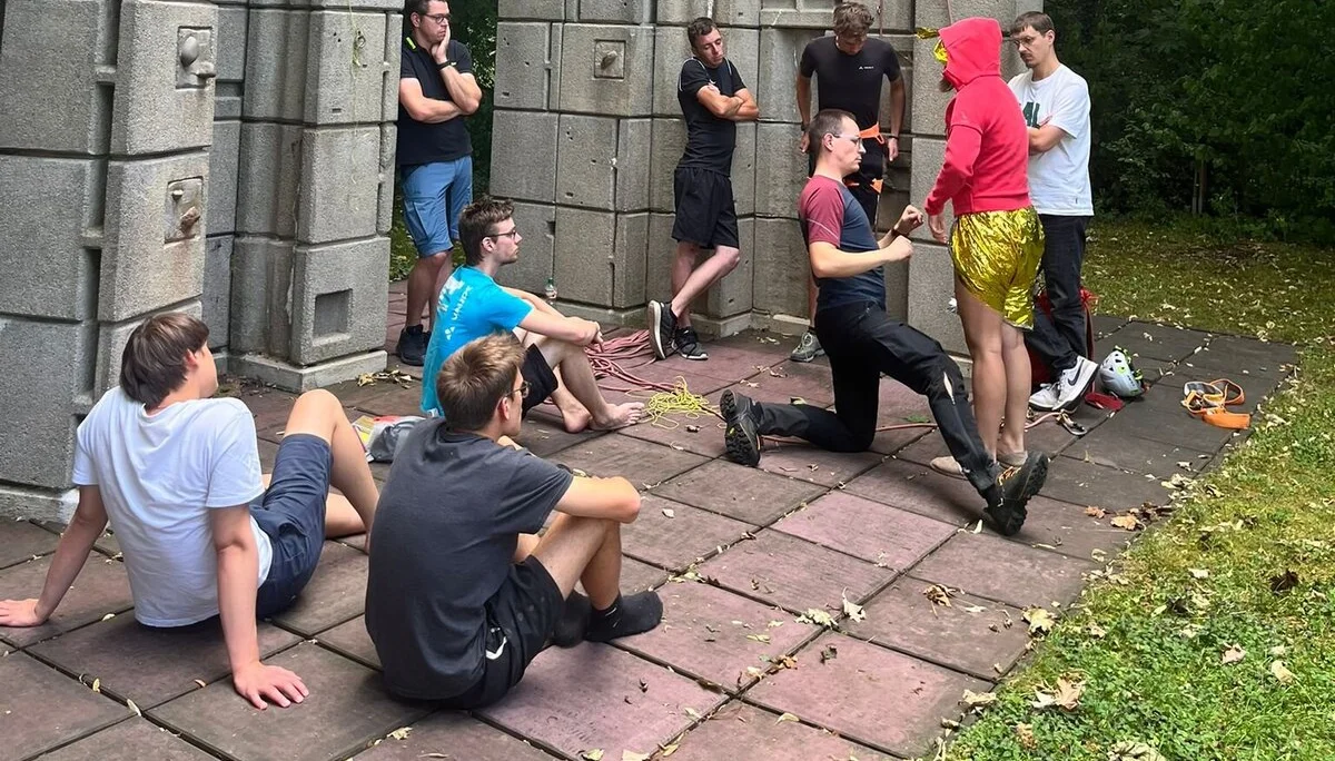 Wärmeerhalt: So kann eine Rettungsdecke auch bei starkem Wind genutzt werden, ohne die Bewegungsfreiheit einzuschränken. | © DAV/Sektion Paderborn