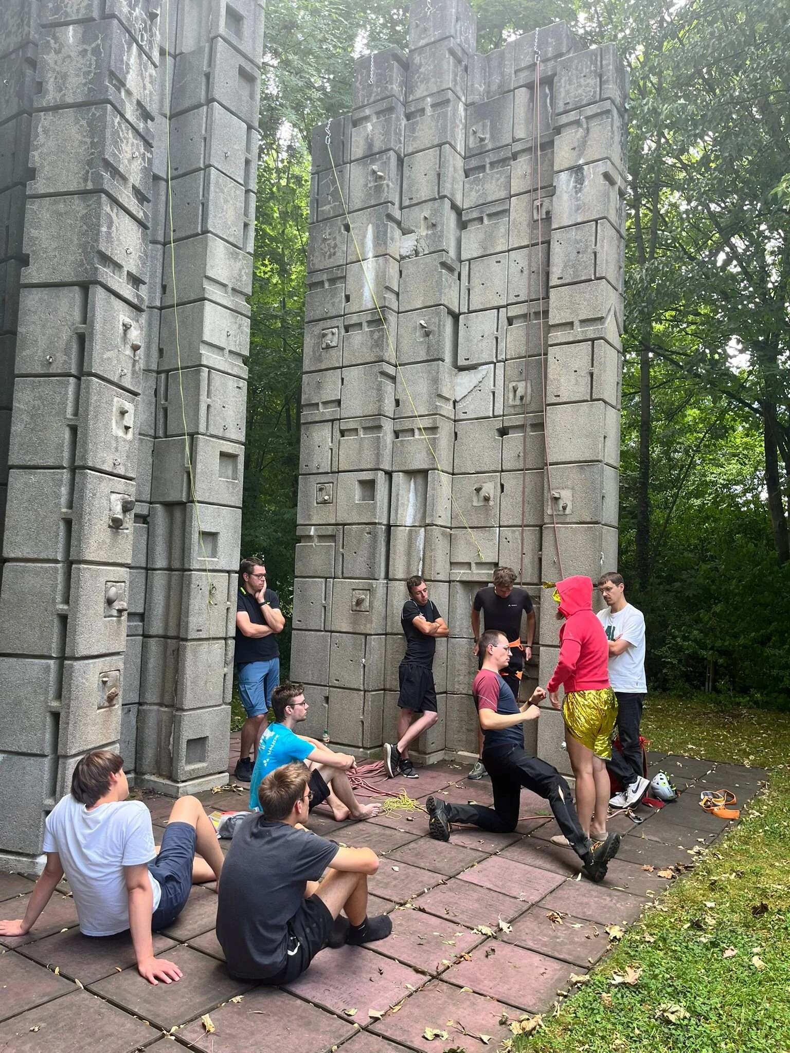 Wärmeerhalt: So kann eine Rettungsdecke auch bei starkem Wind genutzt werden, ohne die Bewegungsfreiheit einzuschränken. | © DAV/Sektion Paderborn