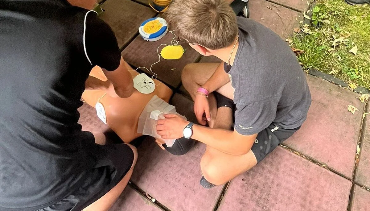 Das richtige Zusammenspiel aus Herzdruckmassage, Beatmung und Defibrillator kann Leben retten! | © DAV/Sektion Paderborn