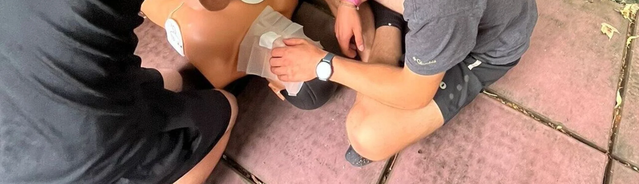 Das richtige Zusammenspiel aus Herzdruckmassage, Beatmung und Defibrillator kann Leben retten! | © DAV/Sektion Paderborn