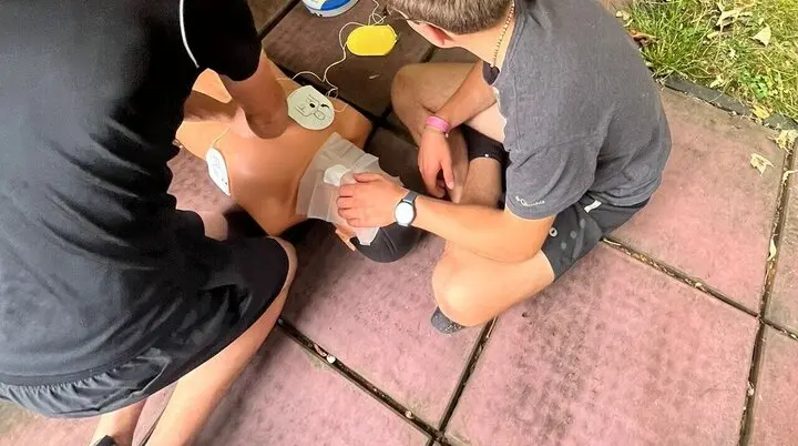 Das richtige Zusammenspiel aus Herzdruckmassage, Beatmung und Defibrillator kann Leben retten! | © DAV/Sektion Paderborn