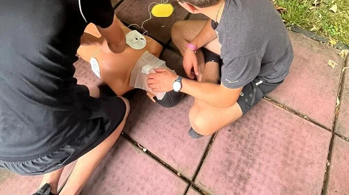Das richtige Zusammenspiel aus Herzdruckmassage, Beatmung und Defibrillator kann Leben retten! | © DAV/Sektion Paderborn