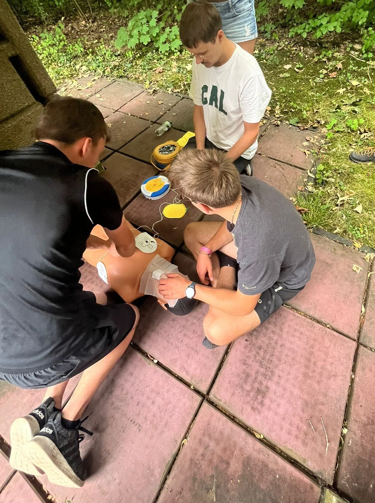 Das richtige Zusammenspiel aus Herzdruckmassage, Beatmung und Defibrillator kann Leben retten! | © DAV/Sektion Paderborn