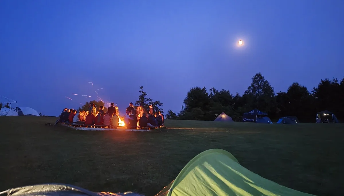 Lagerfeuer vor dem Nachthimmel | © JDAV NRW