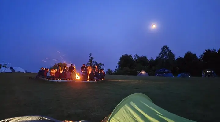 Lagerfeuer vor dem Nachthimmel | © JDAV NRW