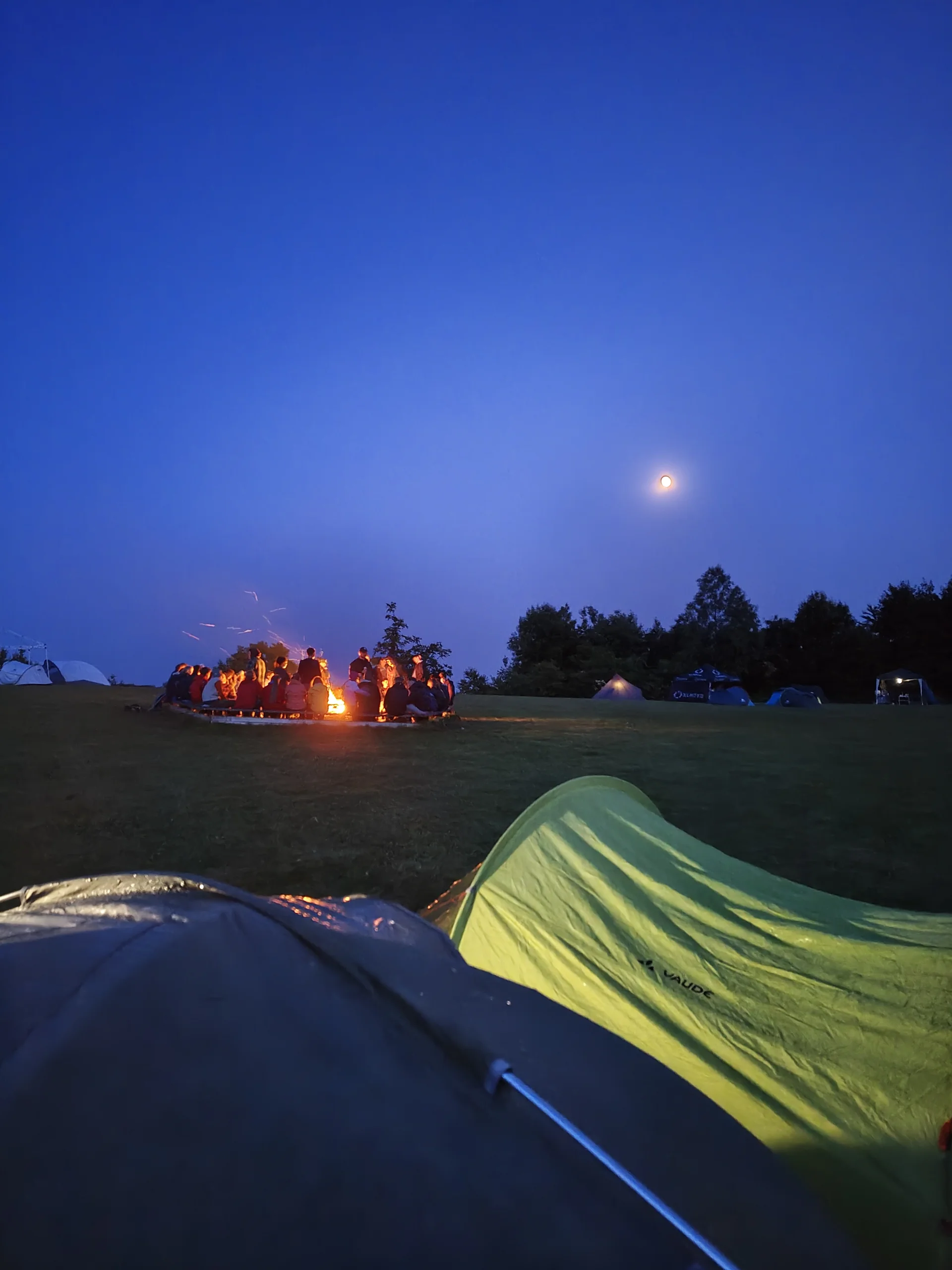 Lagerfeuer vor dem Nachthimmel | © JDAV NRW