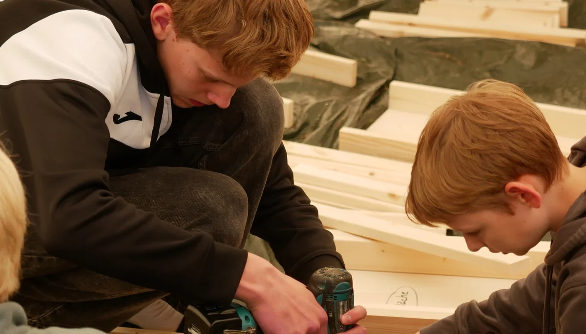 Zusammenbau der Schwedenstühle | © JDAV NRW