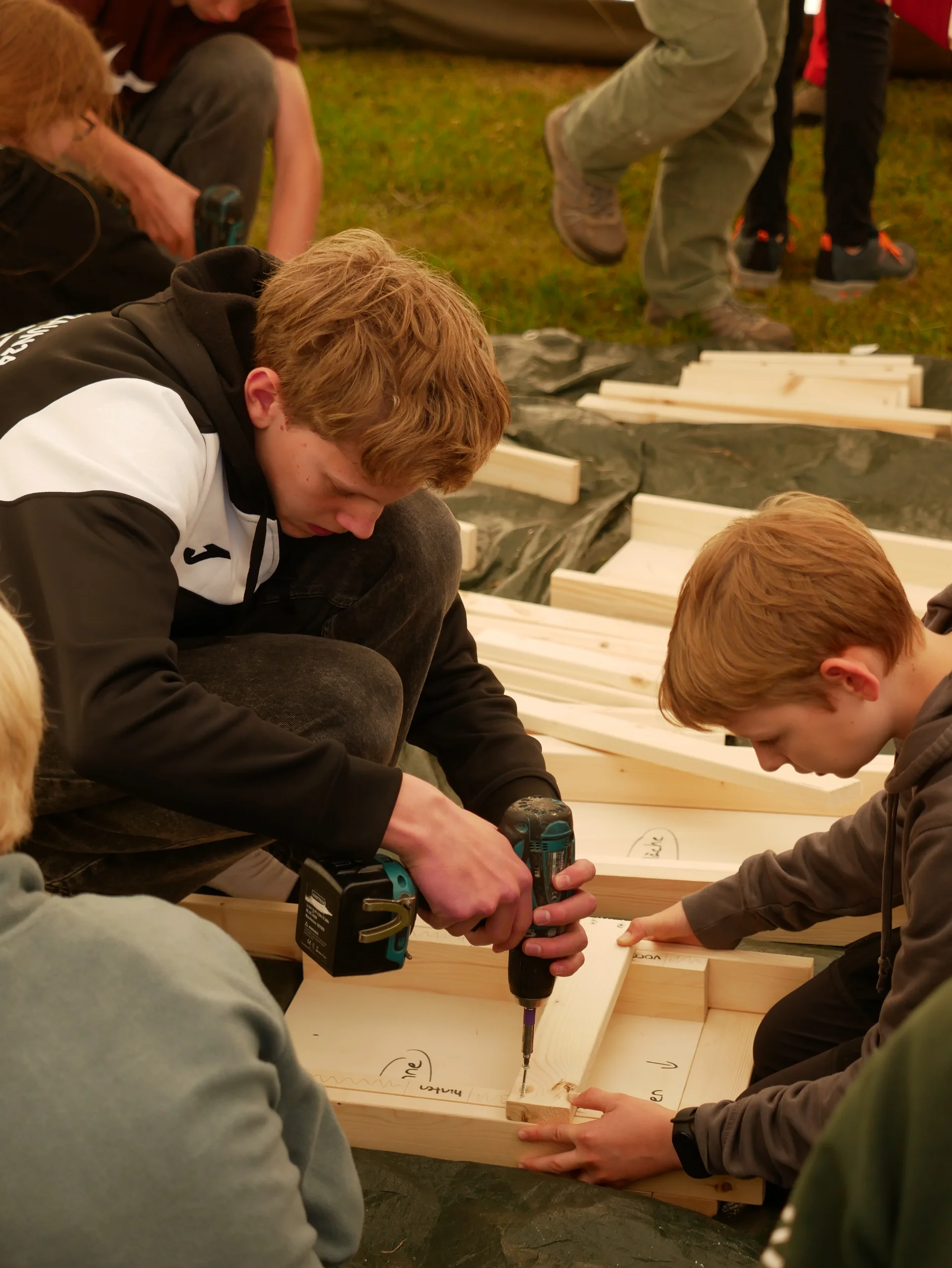 Zusammenbau der Schwedenstühle | © JDAV NRW