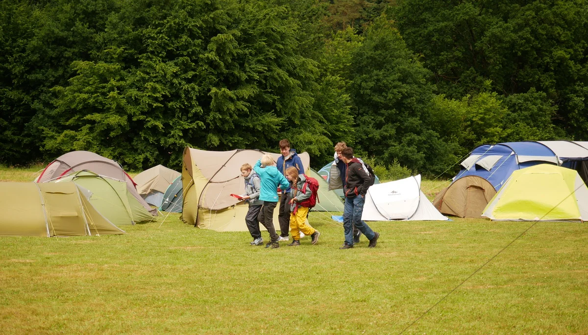 Eine Gruppe vor Zelten auf dem Weg zur Rallye | © JDAV NRW