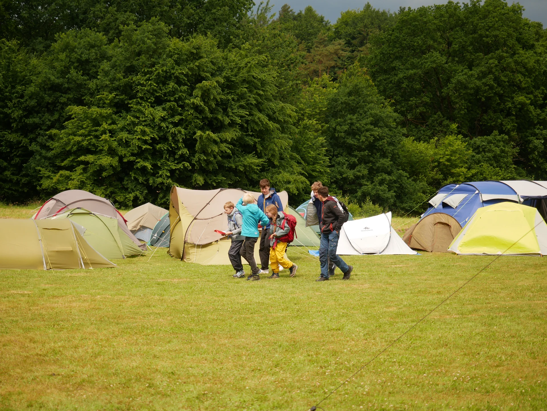 Eine Gruppe vor Zelten auf dem Weg zur Rallye | © JDAV NRW