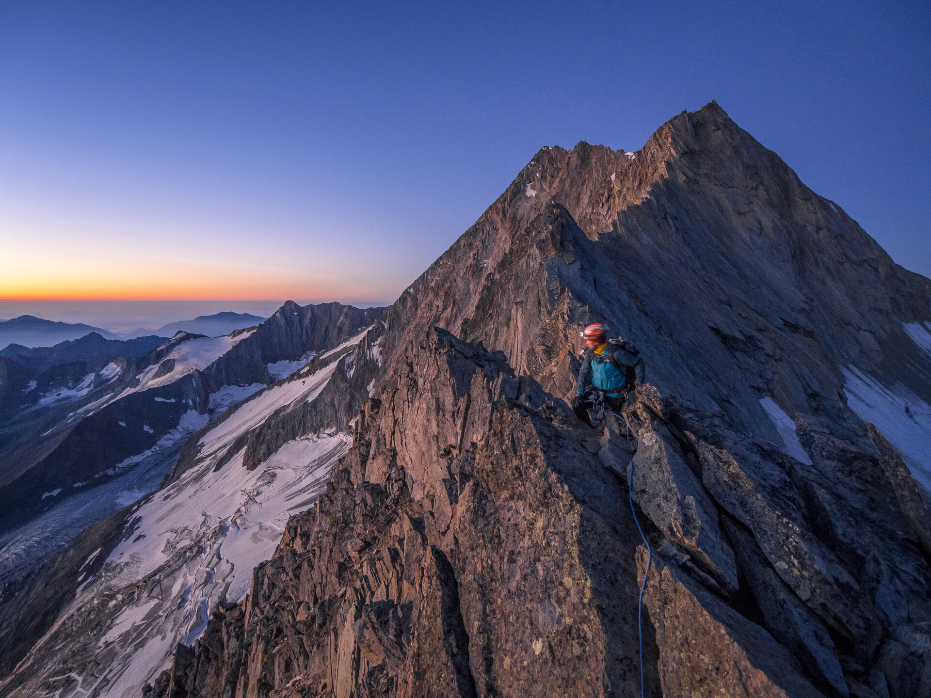 Sonnenaufgang zwischen verschneiten Berggipfeln | © DAV/Silvan Metz Sonnenaufgang zwischen verschneiten Berggipfeln | © DAV/Silvan Metz