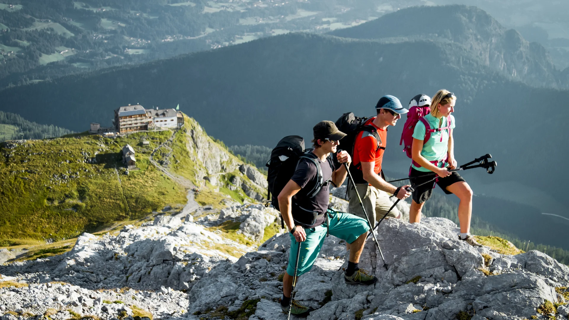 Familienwandern: Eltern mit einem Kind in den Bergen | © DAV/Hans Herbig